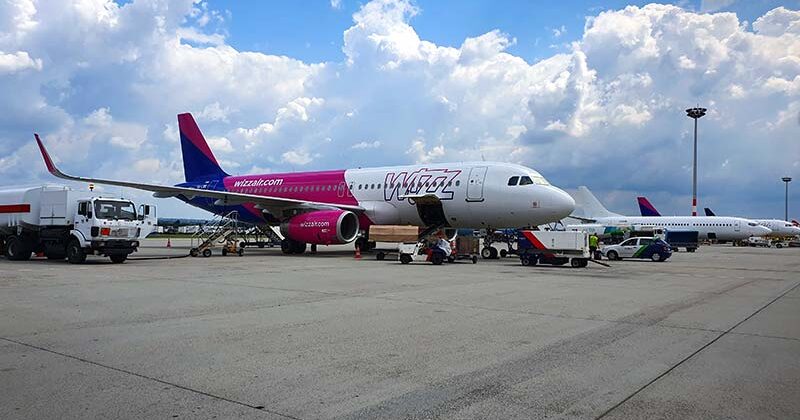 Káosz: magyar utasokat hagyott az egyik angliai reptéren a WizzAir – „Több mint 24 órája vagyunk itt, 40 órája vagyok ébren, és még most sincs repülőgép.”