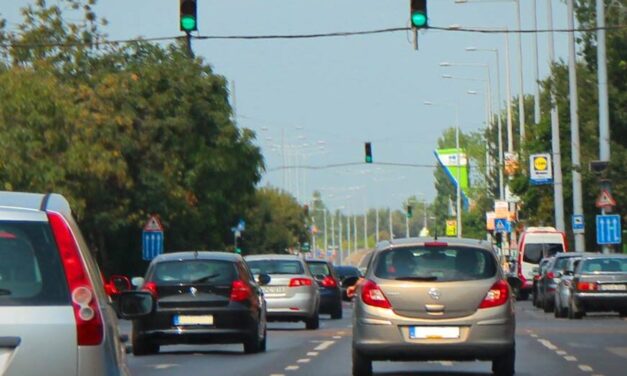 Hátborzongató: gyermekével együtt ment ki a kerékpáros a Szentendrei úton elinduló autók elé, nem sokon múlt a tragédia