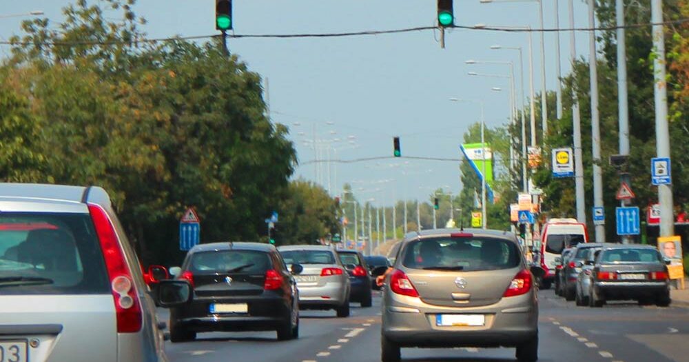 Hátborzongató: gyermekével együtt ment ki a kerékpáros a Szentendrei úton elinduló autók elé, nem sokon múlt a tragédia
