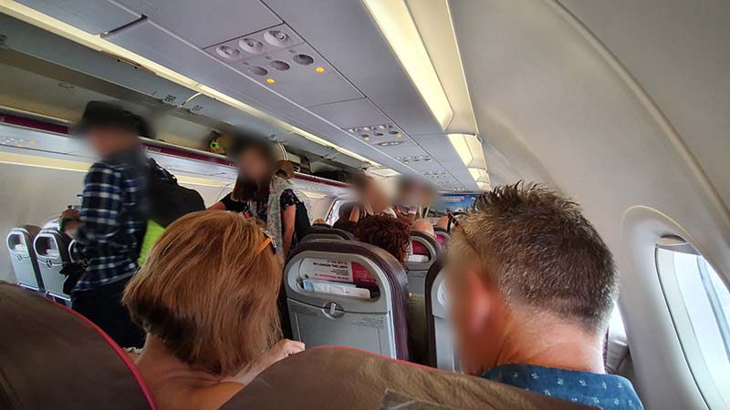 Lekötözték a magyar utast, aki verekedett a Wizz Air járatán – Még a személyzet egy tagját is megütötte