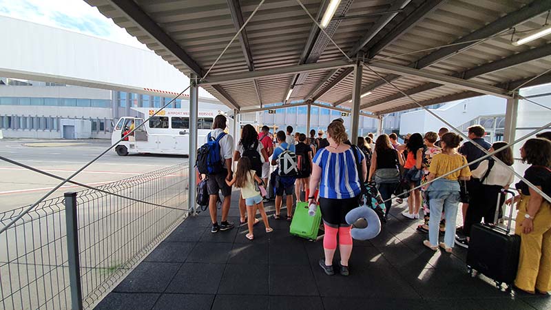 Káosz Ferihegyen, több órás is lehet a várakozási idő, mire valaki beléphet az országba