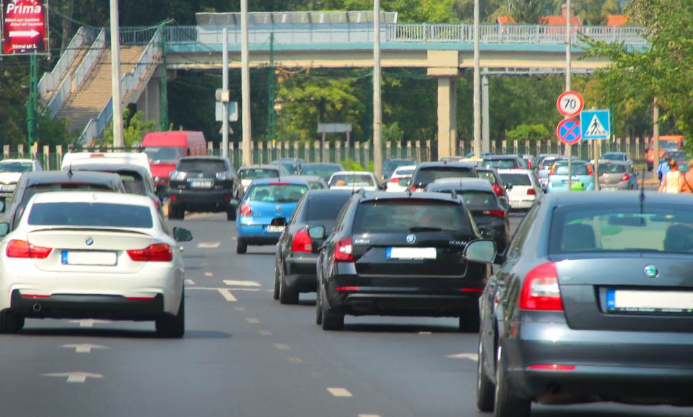 Nagy torlódások vannak az agglomerációs utakon, a MÁV-val is bajok voltak