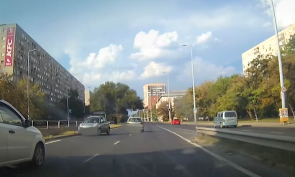 Megint egy idióta! Most az Árpád-hídra akart felhajtani szemből egy autós