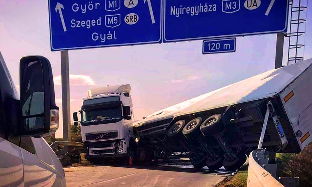 Felborult kamion torlaszolja el az M0-ás egyik csomópontját