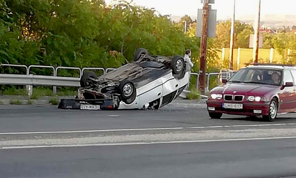 Felborult egy autó az MO-ásnál