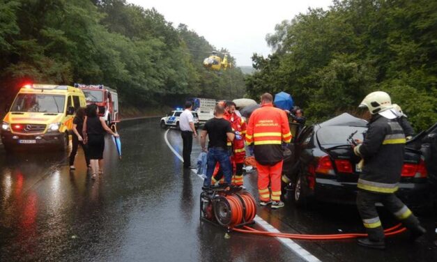„Miattuk jobb ez a világ”: A 2-esen történt súlyos balesetben többen a mentősöknek segítettek