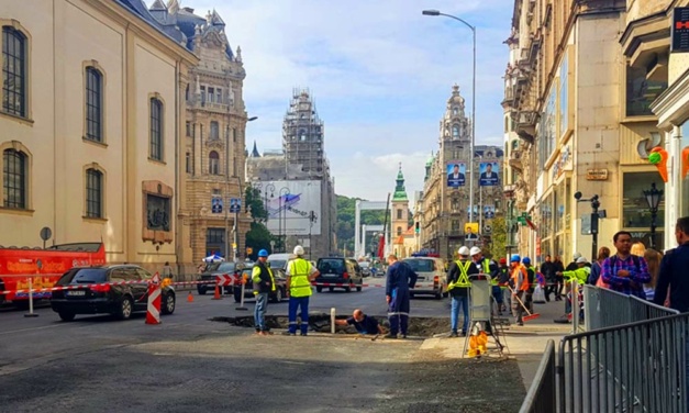 Pénteki csúcs: másfél óra az M0-áson, beszakadt út a Belvárosban