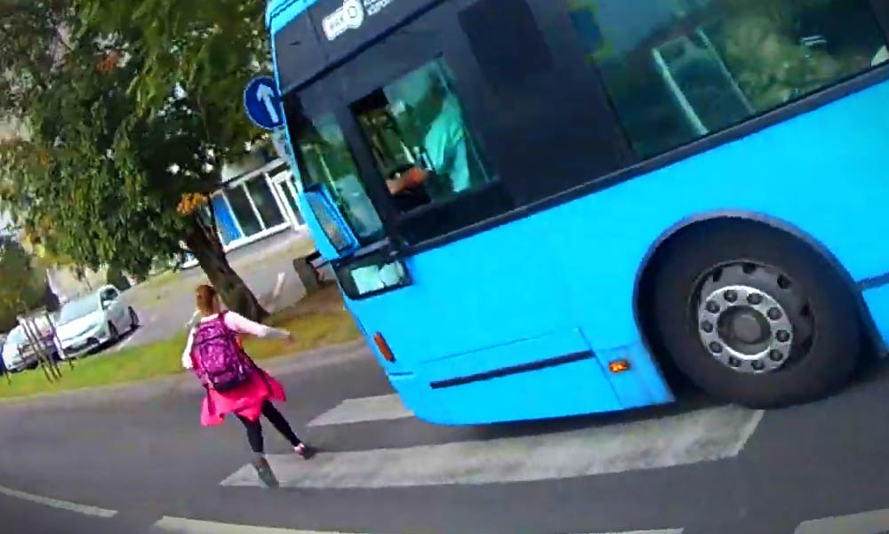Durva videó! Majdnem elgázolt egy kislányt a BKV busz