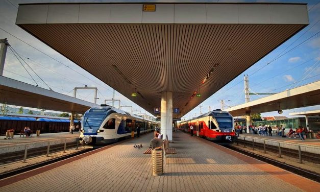 Elromlott a biztosítórendszer Kelenföldön, több vonalon kimaradnak a járatok, akár egy órát is késhetnek a vonatok