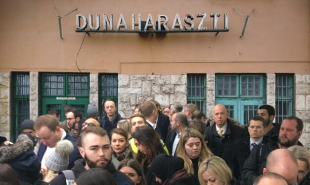 Káosz! Sokan elkéstek, mert nem fértek fel a vonatra