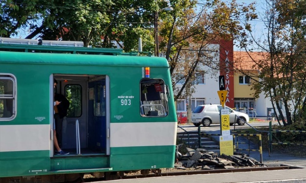 Egy taxi és egy motoros ütközött, a taxi sofőrje a baleset után a HÉV alá ugrott