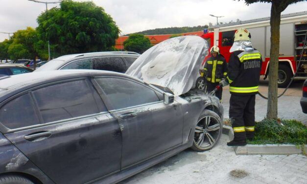 Kiégett egy BMW az M1 Premier Outlet parkolójában