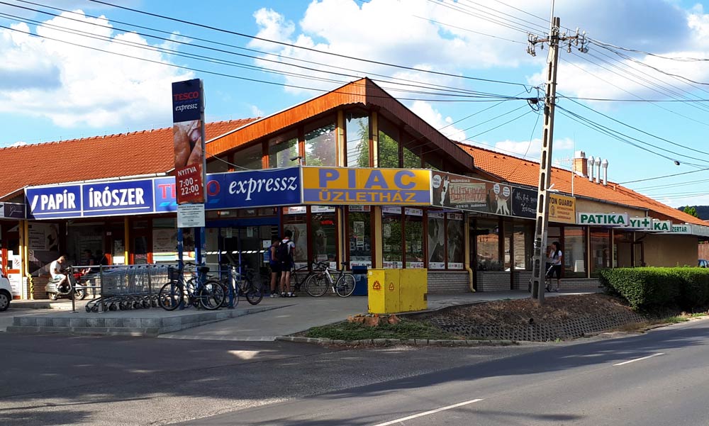 A koronavírus miatt Orbán Viktor döntését szidták a pátyi Tescoban, az óvodákból és iskolákból könnyen hazamehet a vírus is