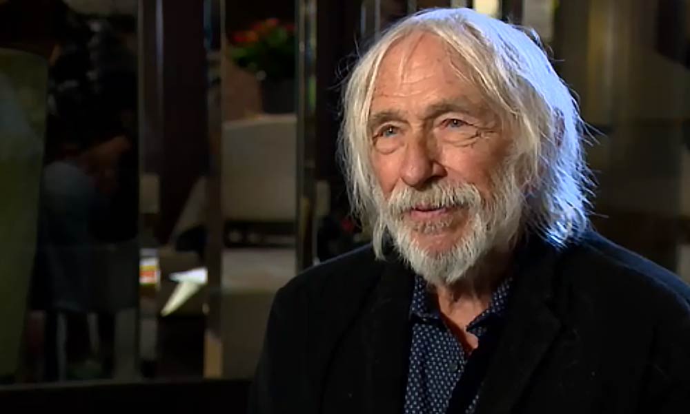 Budapesten járt a Magas szőke férfi felemás cipőben