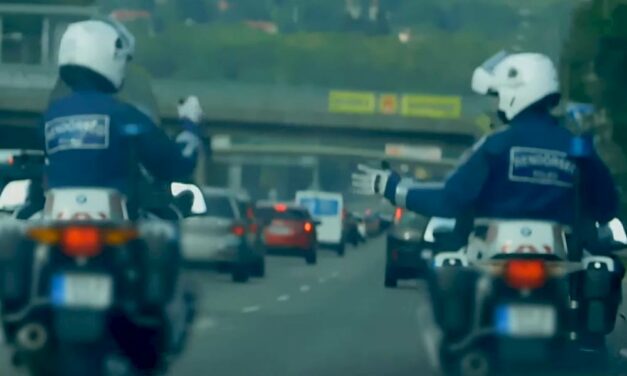 Ráfáztak az autópályán mutatványozó rendőrök