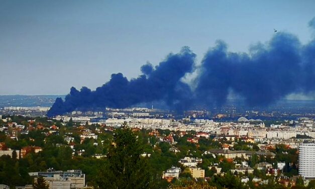 Kigyulladt egy épülő ház a 13. kerületben! Egy munkást most próbálnak kiszabadítani a darúból