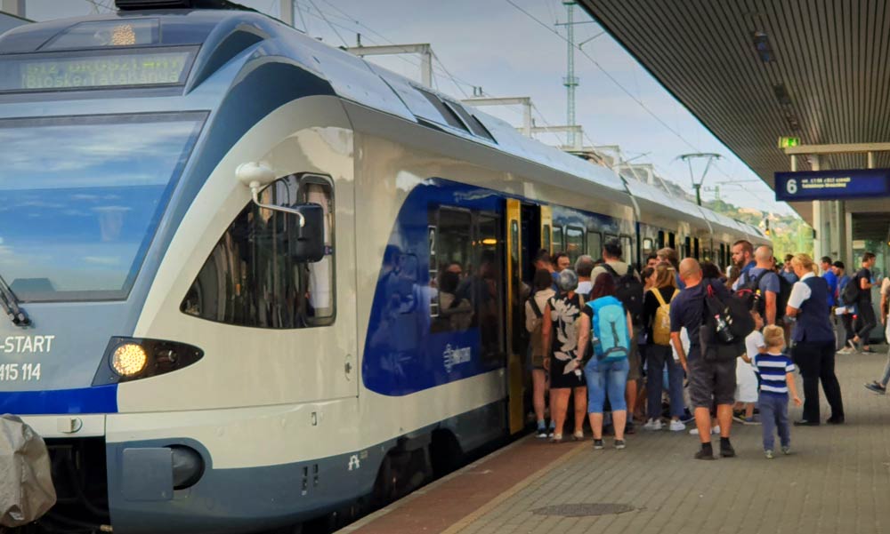Hárommilliárdot blicceltek a MÁV-nál, behajtóknak adják, retteghetnek a nem fizető utasok