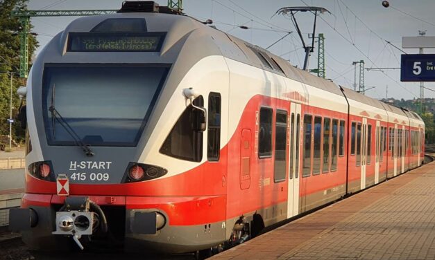 Szétszakadt a vonat a lajosmizsei vonalon, az utasok egyedül maradtak a nyílt pályán