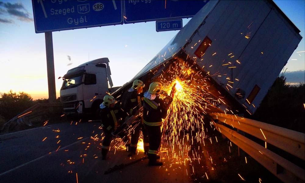 Flexel vágták le az M0-ásnál felborult kamiont – Nézd meg a látványos fotókat!