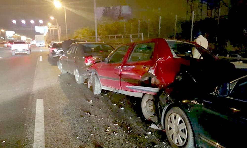 Tömegkarambol az M1-M7 bevezetőn, nagy a torlódás (Fotók)