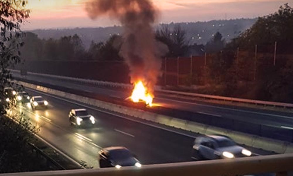 Kigyulladt egy autó az M3-ason, teljes a pályazár Gödöllőnél