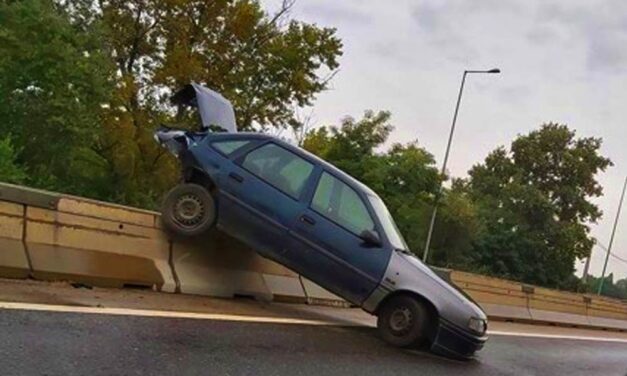 Fennakadt egy autó a betonelemen az M5-ösön