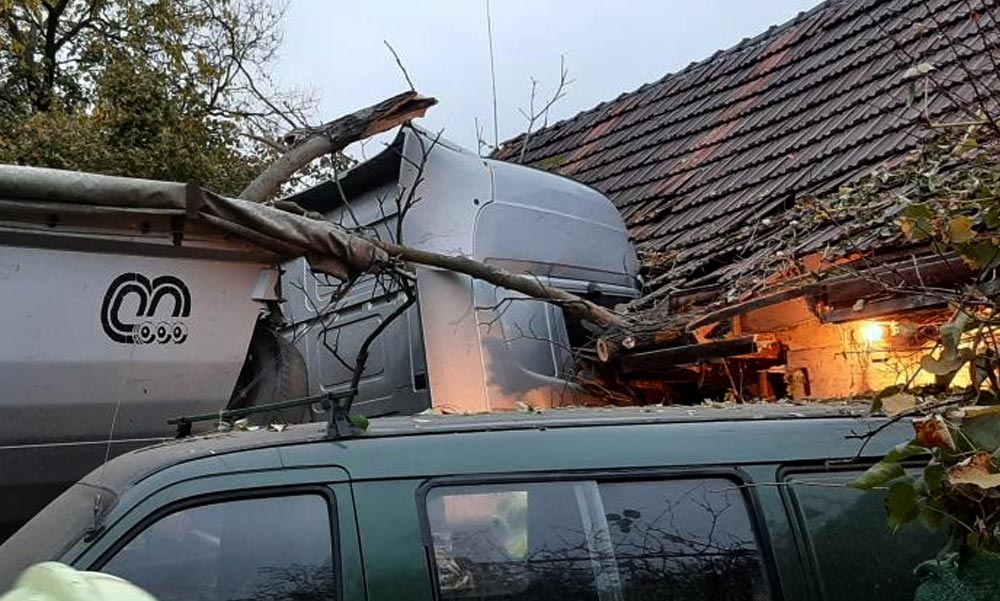 Házfalnak csapódott egy kamion, majdnem összeomlott a ház