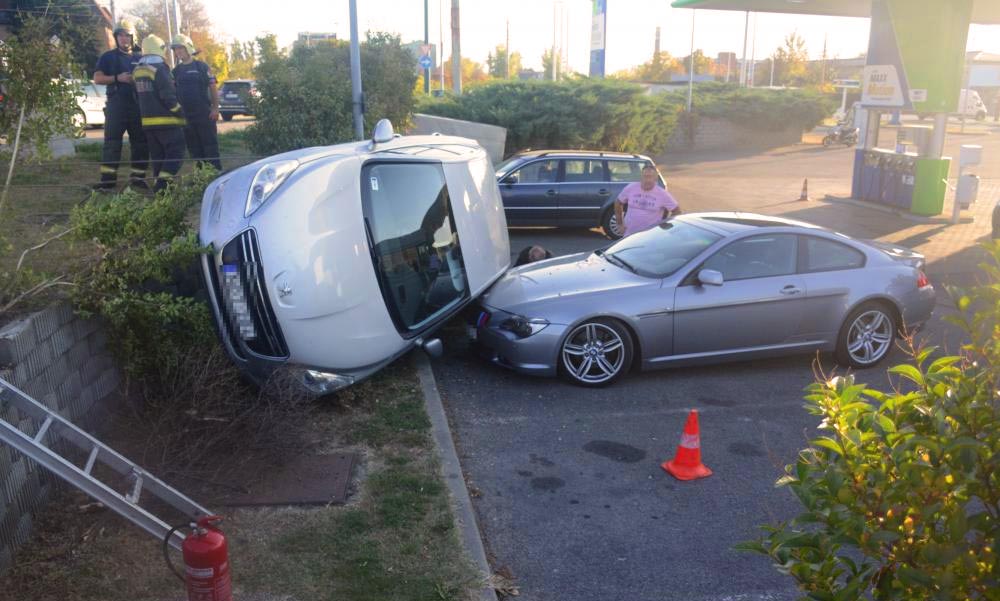Parkoló BMW-re zuhant egy autó – Látványos fotók!