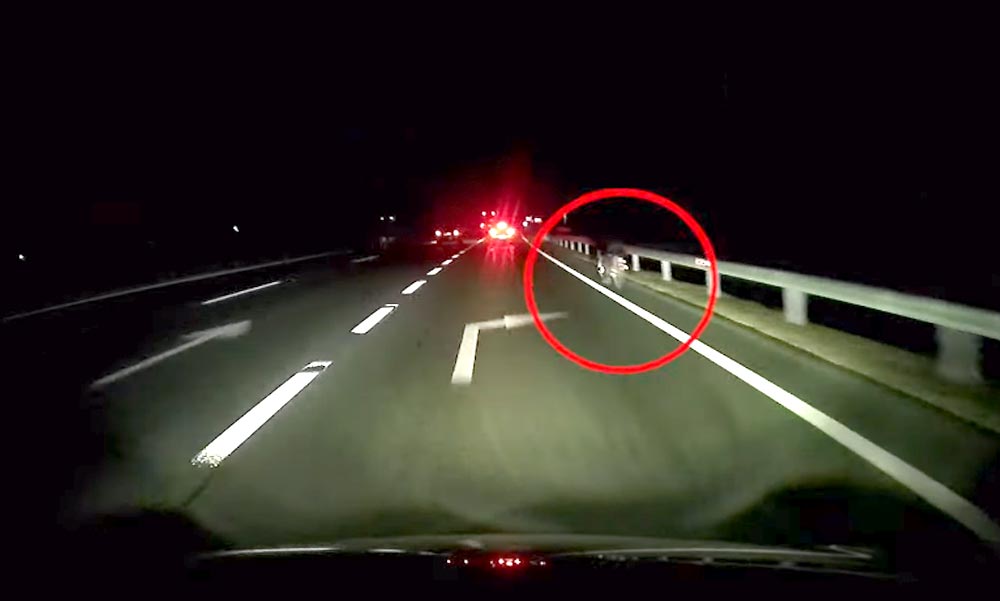 Világítás nélküli biciklis az M6-oson és egy fékezéssel másokat szívató idióta autós