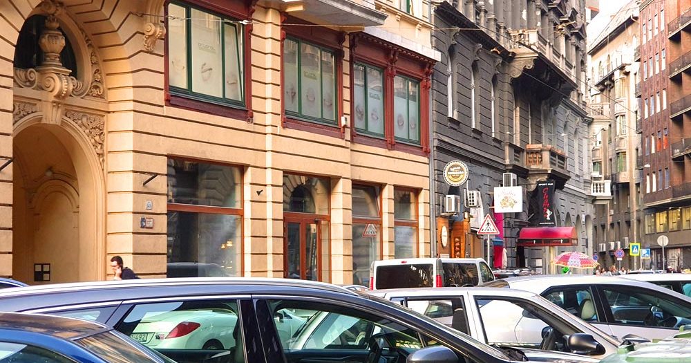 Kitiltaná az autókat a 7. kerület egyes utcáiból Vitézy Dávid