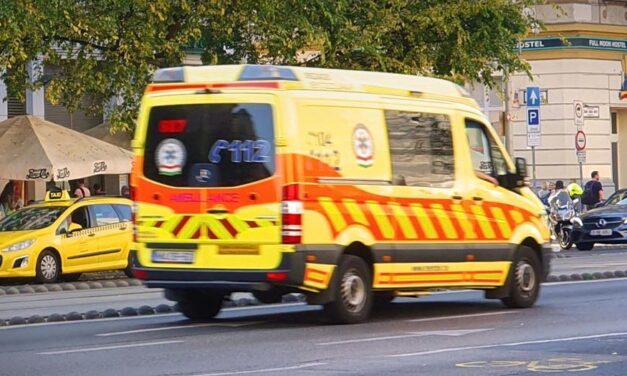 Tragédia Budapesten: a buszsávra zuhant egy Rákóczi úti lakásból egy fiatal férfi, hiába küzdöttek a mentők az életéért