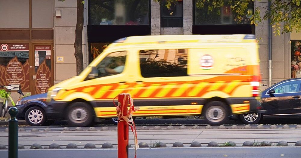 Meghalt egy ember a zuglói vasútállomásnál, a tragédiával szinte egyidőben a 13. kerületi Sparban az eladók élesztettek újra egy vásárlót