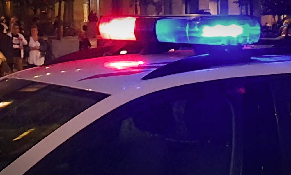 Közel 50 méteren át vitte a motorháztetőn az elütött közterület-felügyelőt – A 22 éves sofőr ezután elhajtott a helyszínről