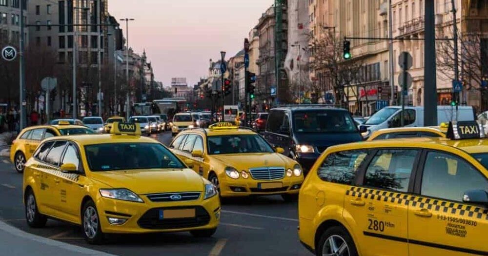 A taxisok is elmondták a véleményüket arról a biciklisávról, ami a mentősök szerint túl keskeny
