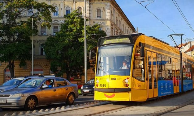 Ezért omlott össze a 4-6-os villamos vonalán a közlekedés szerda reggel, 33 pótlóbusszal szállították az utasokat
