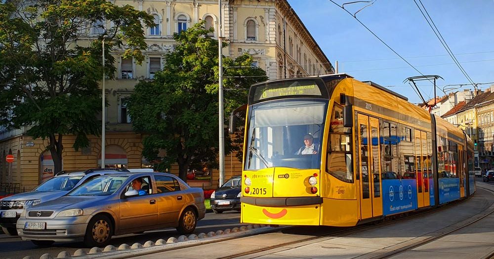 Ezért omlott össze a 4-6-os villamos vonalán a közlekedés szerda reggel, 33 pótlóbusszal szállították az utasokat