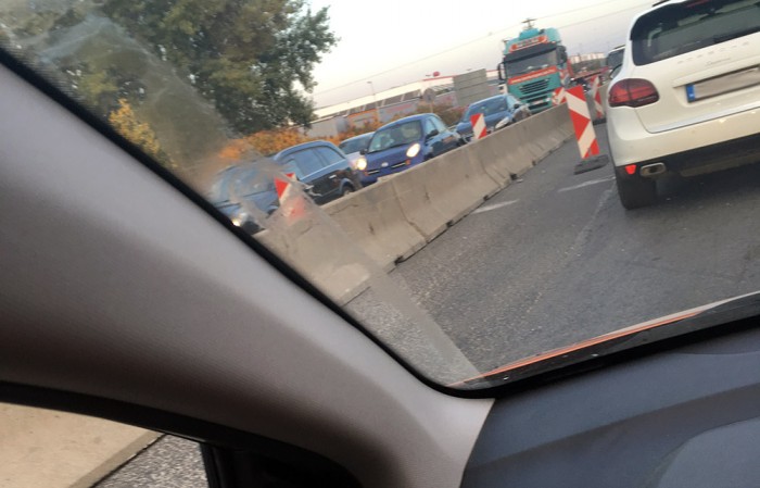 Betonelem miatt közlekedési káosz van az agglomerációban