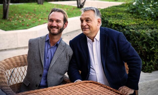 Kéz- és lábnélküli emberrel imádkozott Orbán Viktor