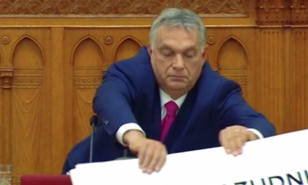 Botrány a parlamentben: Üvöltözés, táblamutogatás még a polgármesterek is szóba kerültek