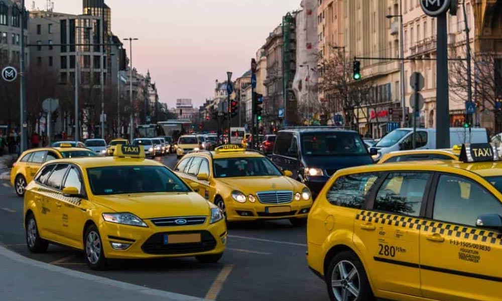 Távirányítóval manipulálta a fuvardíjat egy gyáli taxis