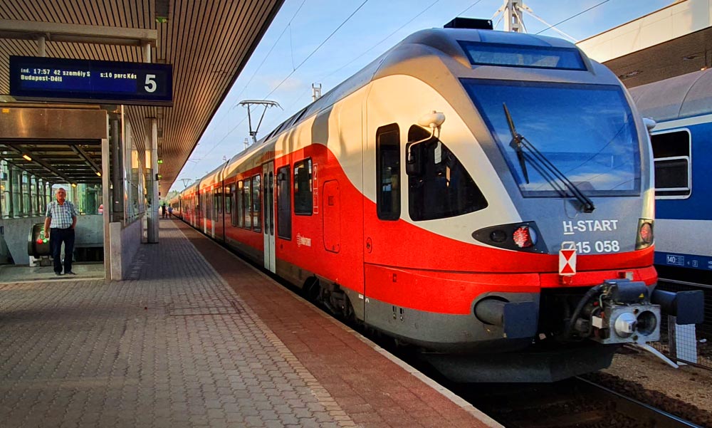 Nagyon bejött a kalauzoknak a testkamera, kevesebb támadás éri őket, újakat vesz a MÁV