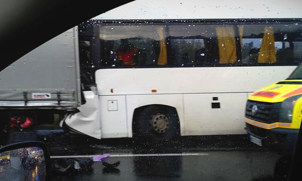 Kamionba rohant egy busz az M3-ason, óriási a dugó Gödöllőnél