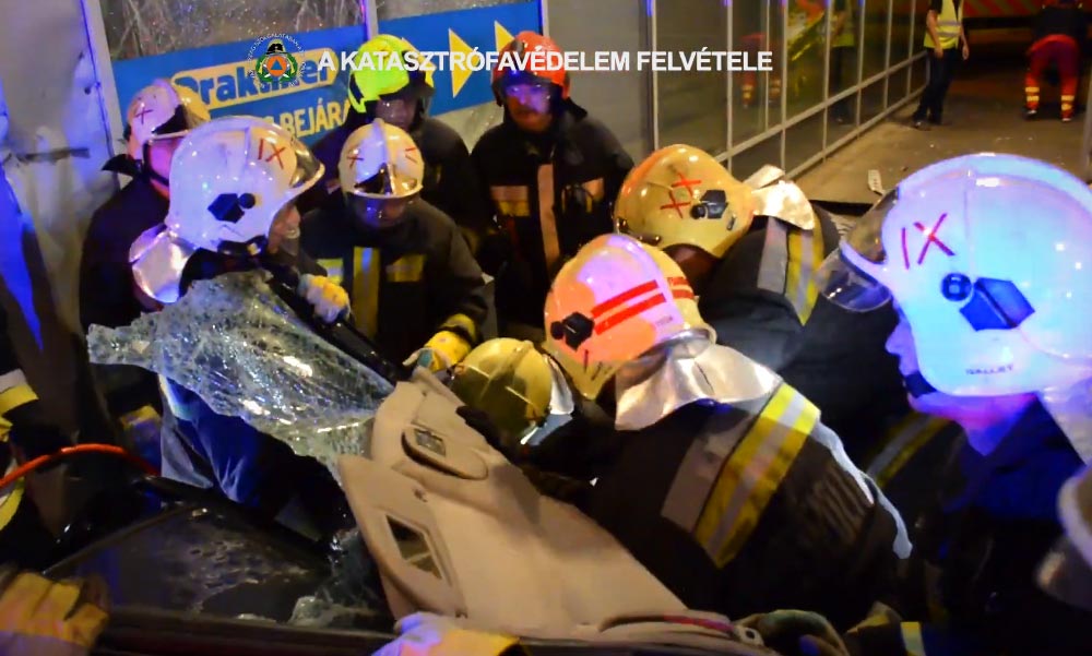 Videón a Praktikerbe csapódott autós mentése