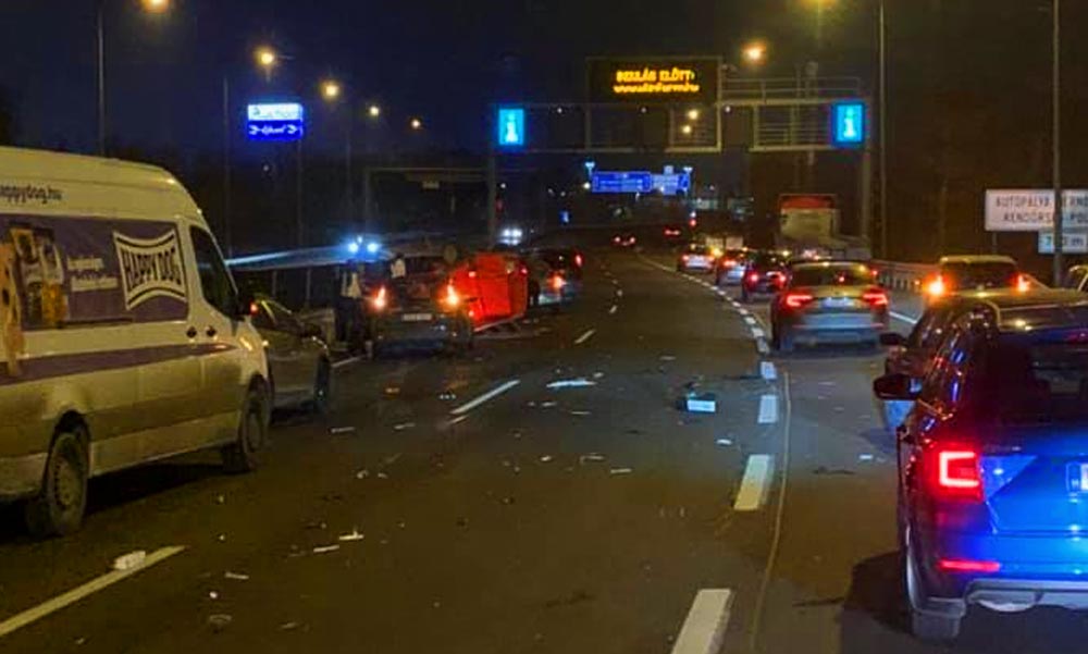 Két baleset az M0-áson: Felborult egy autó a Megyeri hídon, és két kamion is ütközött