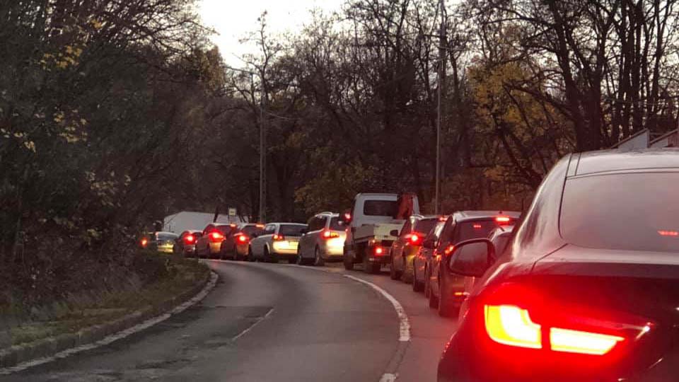 Csőtörés a Budakeszi úton: az autósok órák óta ülnek a dugóban, szinte lehetetlen bejutni Budapestre