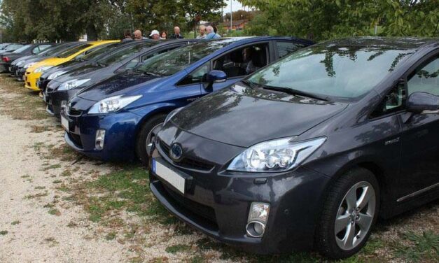 Lopott Toyotákat szereltek szét a családi házban -videóval