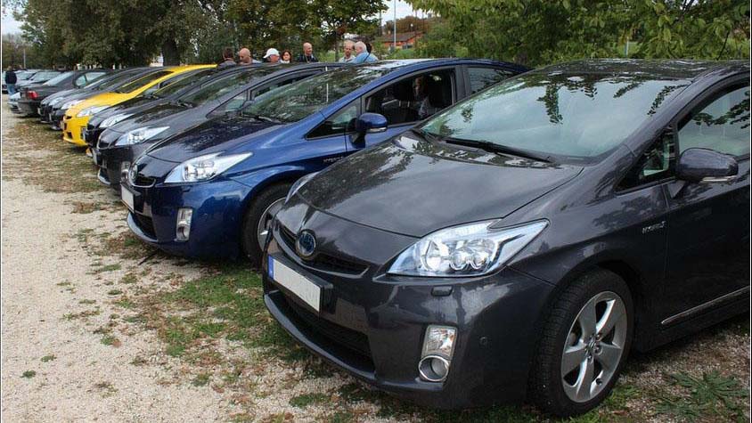 Lopott Toyotákat szereltek szét a családi házban -videóval