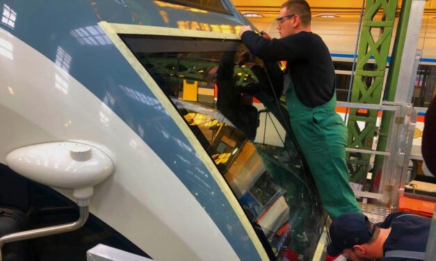 Egy idióta fűnyírót tett a sínre, összetörte a vonatot Dunakeszinél