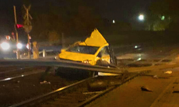 Taxival ütközött az InterCity Vecsésnél, teljes a pályazár