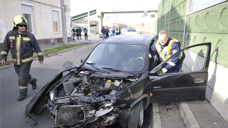 Házfalnak csapódott egy autós, a sofőr életveszélyesen megsérült